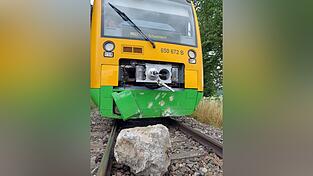 Die besch&auml;digte Regionalbahn mit dem Betonblock.