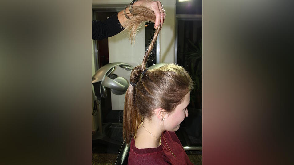 Schritt 4: Wenn das Geflochtene aber richtig gut zur Geltung kommen soll, müssen die herunterhängenden Haare weggeschafft werden. Schritt 4: Wenn das Geflochtene aber richtig gut zur Geltung kommen soll, müssen die herunterhängenden Haare weggeschafft werden.