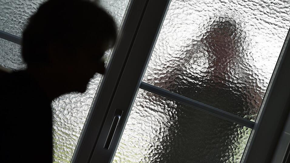 Der Angeklagte soll sich so positioniert haben, dass er einen guten Blick auf das Wohnhaus der Geschädigten hatte. Und das nicht zum ersten Mal.