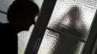 Der Angeklagte soll sich so positioniert haben, dass er einen guten Blick auf das Wohnhaus der Geschädigten hatte. Und das nicht zum ersten Mal.