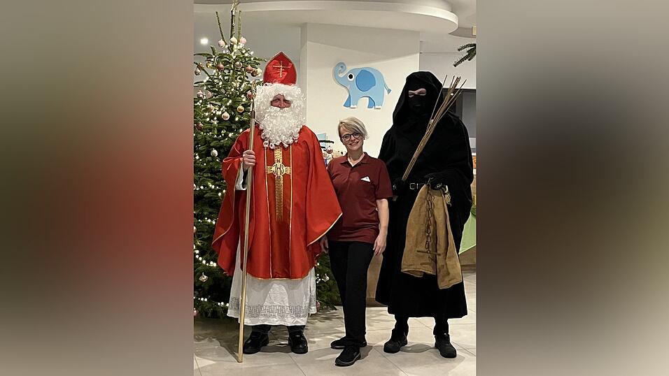 Nikolaus Josef Baumgartner mit seinem Krampus Simon Sch&ouml;nhofer bei der Spenden&uuml;bergabe 2023 f&uuml;r das Kinderhospiz Haus Anna.