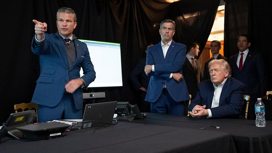 Auf diesem vom Wei&szlig;en Haus ver&ouml;ffentlichten Foto &uuml;berwacht US-Pr&auml;sident Donald Trump die US-Milit&auml;roperationen in Venezuela zusammen mit Verteidigungsminister Pete Hegseth (l.) und CIA-Direktor John Ratcliffe (M.) in Mar-a-Lago.