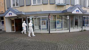 Nach der Befreiung von zwei Personen ist die Spurensicherung im Einsatz.