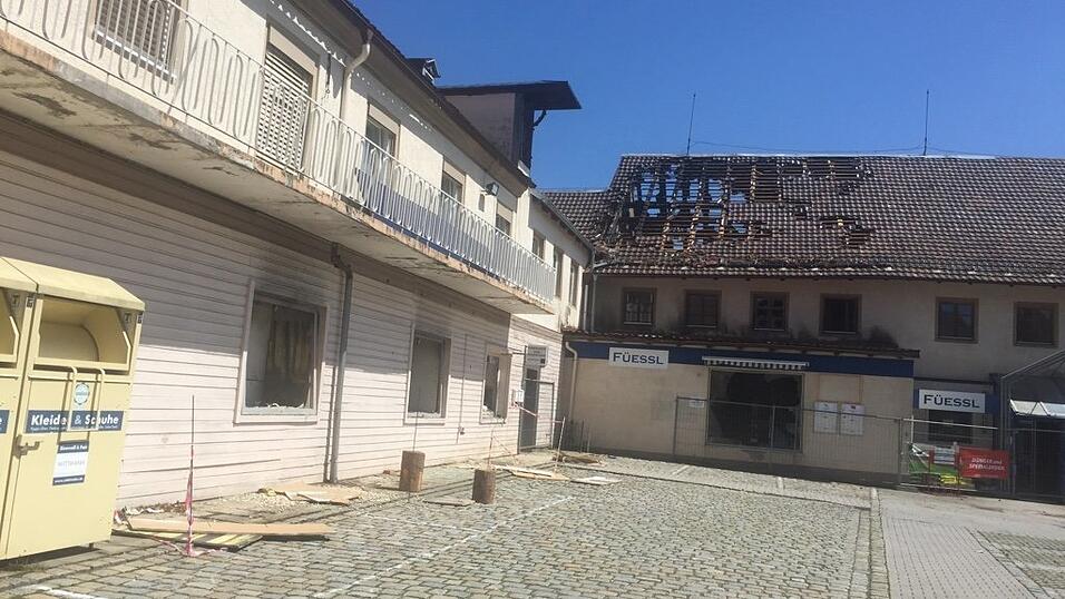 Samstag, der Tag nach der Brandkatastrophe am Marktplatz in Wallersdorf (Kreis Dingolfing-Landau): Die betroffene Gasse ist beidseitig gesperrt, es riecht verkohlt. Immer wieder gehen Passanten fassungslos an der Brandruine vorbei.