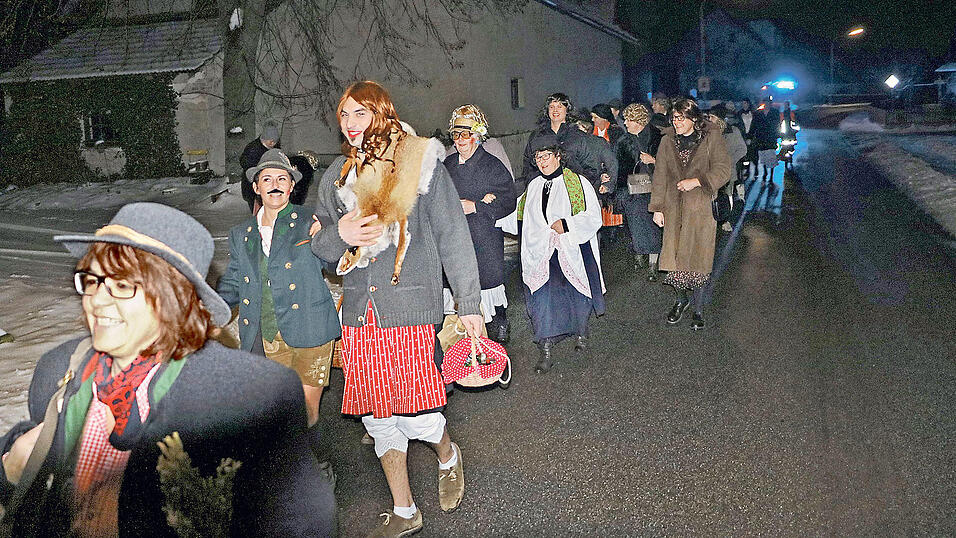 Pogoderin Claudia Anzinger, das Hochzeitspaar und die weitere Faschingsgesellschaft (von links) auf dem Weg durch Reißing zum Gasthaus Gierl, um dort die Verlobung zu feiern. Pogoderin Claudia Anzinger, das Hochzeitspaar und die weitere Faschingsgesellschaft (von links) auf dem Weg durch Reißing zum Gasthaus Gierl, um dort die Verlobung zu feiern.