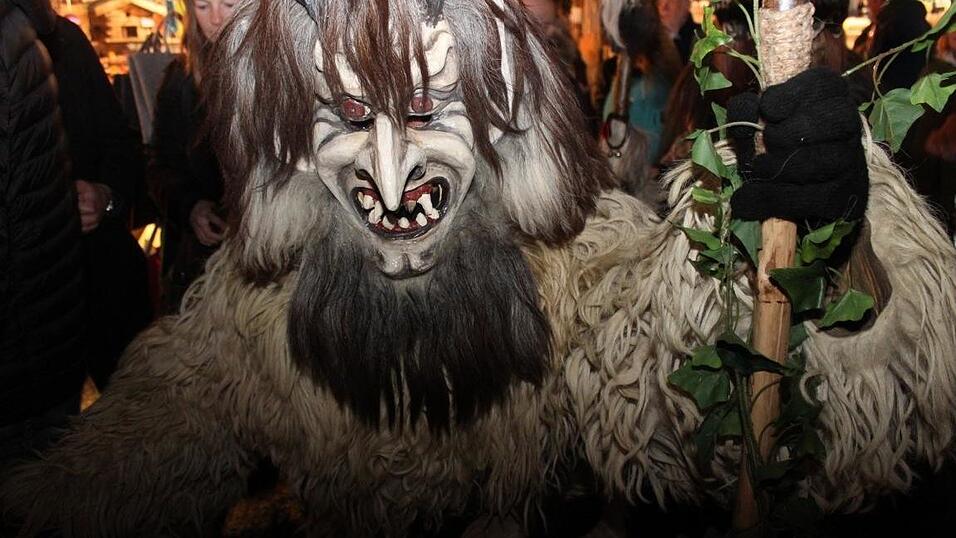 Die Perchtengruppe 'Frisinger Fratz'n' trat am Mittwochabend auf dem Landshuter Christkindlmarkt auf. Die Perchtengruppe 'Frisinger Fratz'n' trat am Mittwochabend auf dem Landshuter Christkindlmarkt auf.