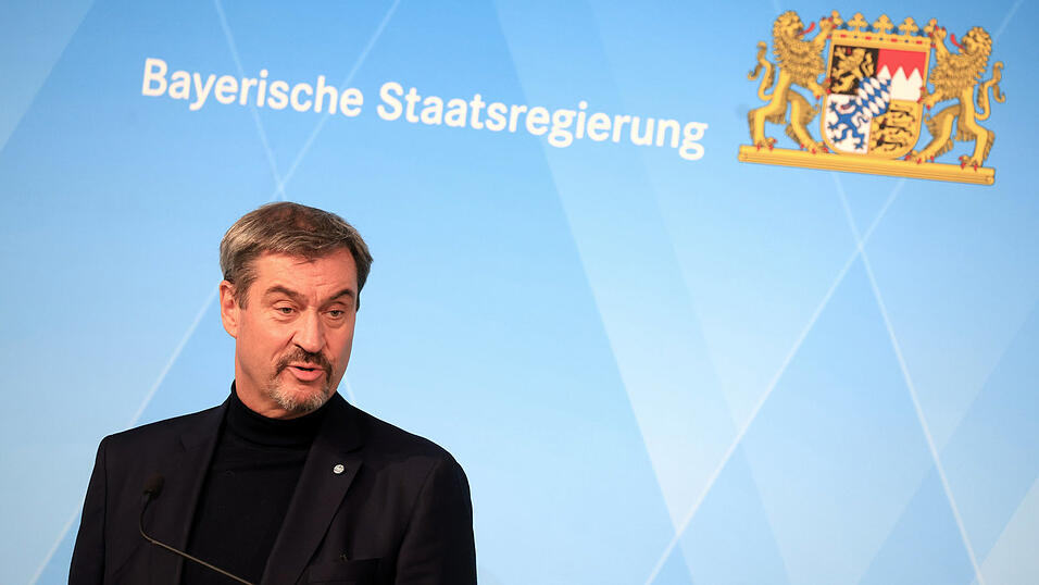 Bayern fordert einen schärferen Kurs in der Asylpolitik - und will selbst Kosten sparen. Das hat Regierungschef Markus Söder am Dienstag nach der Kabinettssitzung erklärt. Bayern fordert einen schärferen Kurs in der Asylpolitik - und will selbst Kosten sparen. Das hat Regierungschef Markus Söder am Dienstag nach der Kabinettssitzung erklärt.