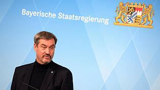 Bayern fordert einen schärferen Kurs in der Asylpolitik - und will selbst Kosten sparen. Das hat Regierungschef Markus Söder am Dienstag nach der Kabinettssitzung erklärt. Bayern fordert einen schärferen Kurs in der Asylpolitik - und will selbst Kosten sparen. Das hat Regierungschef Markus Söder am Dienstag nach der Kabinettssitzung erklärt.