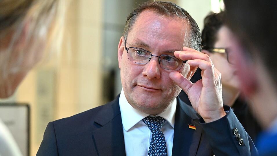 AfD-Chef Tino Chrupalla sieht einem möglichen Verbotsverfahren gegen seine Partei durch die Kölner Gerichtsentscheidung einen Riegel vorgeschoben. (Archivbild) AfD-Chef Tino Chrupalla sieht einem möglichen Verbotsverfahren gegen seine Partei durch die Kölner Gerichtsentscheidung einen Riegel vorgeschoben. (Archivbild)