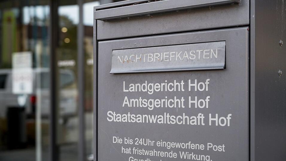 Die Staatsanwaltschaft Hof ermittelte gegen einen Kinderheim-Mitarbeiter, der einen Jungen sexuell missbraucht haben soll. (Symbolbild) Die Staatsanwaltschaft Hof ermittelte gegen einen Kinderheim-Mitarbeiter, der einen Jungen sexuell missbraucht haben soll. (Symbolbild)