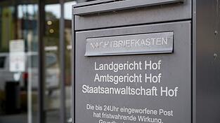 Die Staatsanwaltschaft Hof ermittelte gegen einen Kinderheim-Mitarbeiter, der einen Jungen sexuell missbraucht haben soll. (Symbolbild) Die Staatsanwaltschaft Hof ermittelte gegen einen Kinderheim-Mitarbeiter, der einen Jungen sexuell missbraucht haben soll. (Symbolbild)