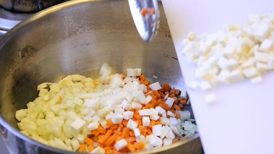 Daniel Siegl vom Siegls in Furth im Wald kocht Rahmsüppchen vom Räucherfisch.