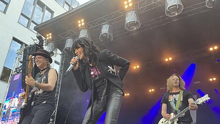 Nena mit ihrer Band auf der Bühne des Piazza-Festivals im Gewerbepark.