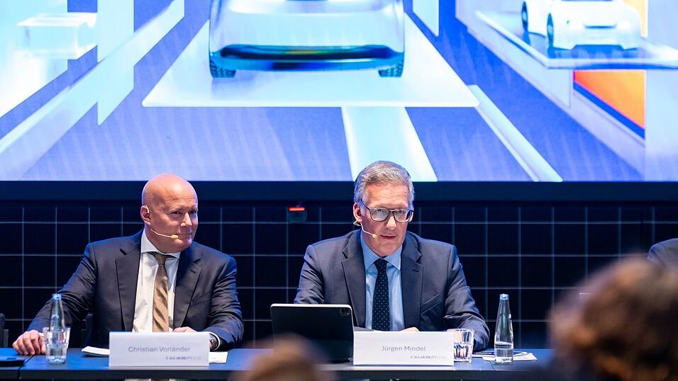 VDA-Geschäftsführer Jürgen Mindel (rechts) und der Rechtsanwalt Christian Vorländer (links) als Vertreter der Messe MÜnchen präsentieren das Konzept der bevorstehenden Automesse IAA. Die bedrängten deutschen Hersteller wollen ein «Signal der Zuversicht» senden. VDA-Geschäftsführer Jürgen Mindel (rechts) und der Rechtsanwalt Christian Vorländer (links) als Vertreter der Messe MÜnchen präsentieren das Konzept der bevorstehenden Automesse IAA. Die bedrängten deutschen Hersteller wollen ein «Signal der Zuversicht» senden.