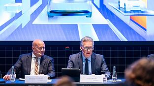 VDA-Geschäftsführer Jürgen Mindel (rechts) und der Rechtsanwalt Christian Vorländer (links) als Vertreter der Messe MÜnchen präsentieren das Konzept der bevorstehenden Automesse IAA. Die bedrängten deutschen Hersteller wollen ein «Signal der Zuversicht» senden.