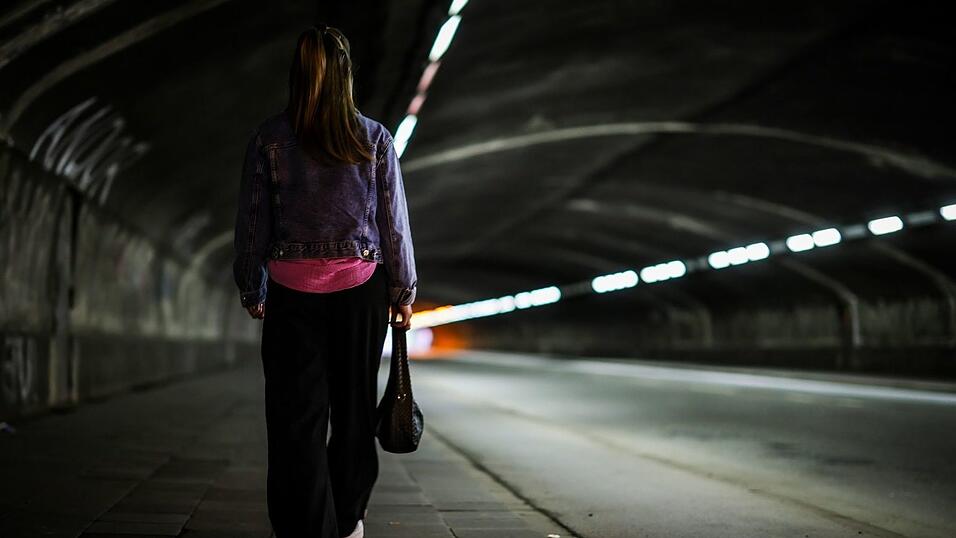 Frauen fühlen sich im öffentlichen Raum häufiger unsicher als Männer.
