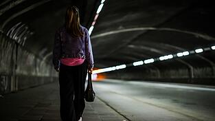 Frauen fühlen sich im öffentlichen Raum häufiger unsicher als Männer.