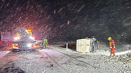 Ein Kleintransporter kam auf der A 3 bei Kirchroth von der Fahrbahn ab und landete im Stra&szlig;engraben.