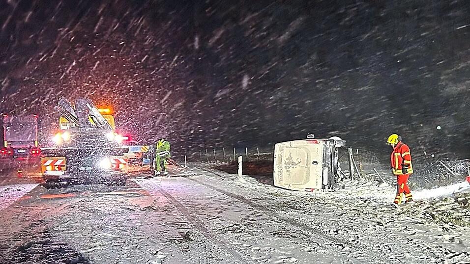 Ein Kleintransporter kam auf der A 3 bei Kirchroth von der Fahrbahn ab und landete im Stra&szlig;engraben.