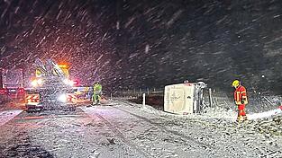 Ein Kleintransporter kam auf der A 3 bei Kirchroth von der Fahrbahn ab und landete im Straßengraben. Ein Kleintransporter kam auf der A 3 bei Kirchroth von der Fahrbahn ab und landete im Straßengraben.