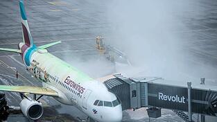 Aufgrund der Witterungen dauert das Enteisen der Maschinen derzeit noch deutlich l&auml;nger als sonst.