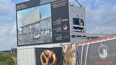 Neben der B8, bei der Autobahnauffahrt Rosenhof, informiert eine Bautafel, was die Bäckerei Schifferl baut. Neben der B8, bei der Autobahnauffahrt Rosenhof, informiert eine Bautafel, was die Bäckerei Schifferl baut.