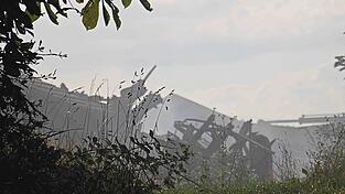 Von der Scheune im Winzerer Ortsteil Weghof blieben nach dem verheerenden Brand nur noch verkohlte Überreste stehen. Die Nachlöscharbeiten im Inneren des Gebäudes gestalteten sich für die Einsatzkräfte als äußerst aufwendig. Von der Scheune im Winzerer Ortsteil Weghof blieben nach dem verheerenden Brand nur noch verkohlte Überreste stehen. Die Nachlöscharbeiten im Inneren des Gebäudes gestalteten sich für die Einsatzkräfte als äußerst aufwendig.