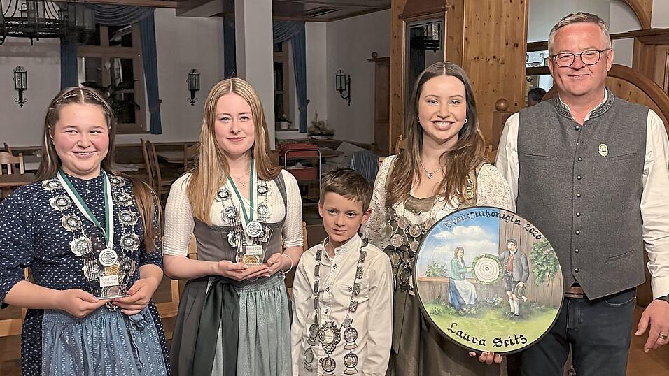 Die neuen K&ouml;nige: Franziska Hainzinger (K&ouml;nigin Sch&uuml;ler), Carina Holzmann (K&ouml;nigin Jugend), Florian Strau&szlig; (K&ouml;nig Bambini Lichtgewehr), Laura Seitz (Sch&uuml;tzenk&ouml;nigin) und Sch&uuml;tzenmeister Rudi Schwanner.