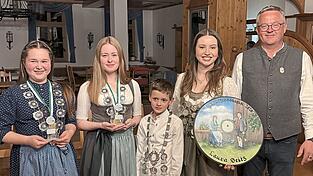 Die neuen K&ouml;nige: Franziska Hainzinger (K&ouml;nigin Sch&uuml;ler), Carina Holzmann (K&ouml;nigin Jugend), Florian Strau&szlig; (K&ouml;nig Bambini Lichtgewehr), Laura Seitz (Sch&uuml;tzenk&ouml;nigin) und Sch&uuml;tzenmeister Rudi Schwanner.