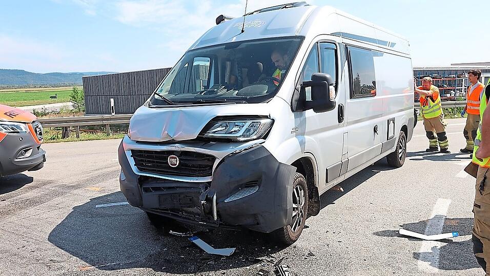 Als dieser Kleinbus abbog, kam es zum Zusammenstoß. Als dieser Kleinbus abbog, kam es zum Zusammenstoß.