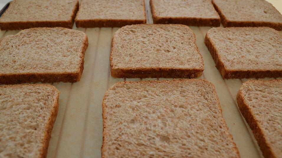 Das Brot auf ein mit Backpapier ausgelegten Rost legen.