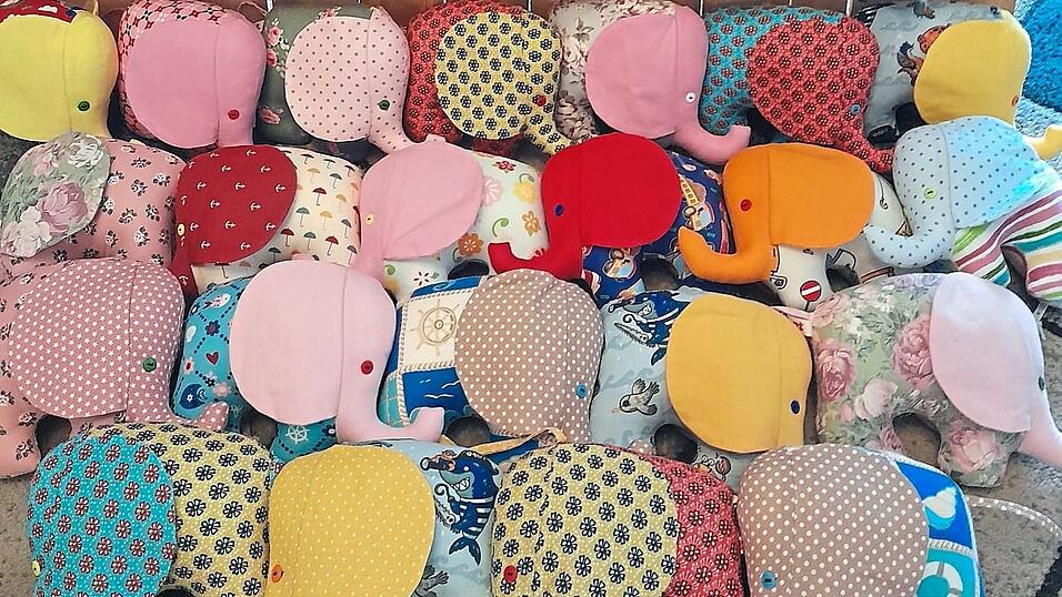 Die bunten Trösterchen in Form von selbstgenähten Stoffelefanten sind das Markenzeichen der Ahrtal-Hilfe von Bärbel Kick. Gegen eine Spende von mindestens 15 Euro bekommt man einen 'Flutifanten'. Die bunten Trösterchen in Form von selbstgenähten Stoffelefanten sind das Markenzeichen der Ahrtal-Hilfe von Bärbel Kick. Gegen eine Spende von mindestens 15 Euro bekommt man einen 'Flutifanten'.