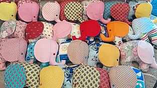 Die bunten Tr&ouml;sterchen in Form von selbstgen&auml;hten Stoffelefanten sind das Markenzeichen der Ahrtal-Hilfe von B&auml;rbel Kick. Gegen eine Spende von mindestens 15 Euro bekommt man einen 'Flutifanten'.