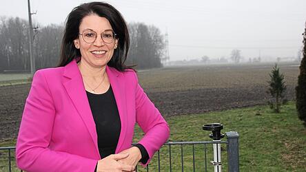 Wer auf Fotos knallbunte Sakkos trägt, fällt auf und sticht damit aus jeder Männerriege hervor. Eine Strategie, die sich sogar im Oberpfälzer Nebel bewährt. Dagegen fällt die Hochvoltleitung im Hintergrund kaum auf.