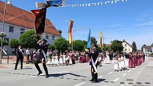 Die erste Einlage. Der Fahnenträger des Jubelvereins legt los.