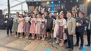 „Vier Tage Ausnahmezustand“: Das Festgefolge stößt auf ein erfolgreiches Fest an. „Vier Tage Ausnahmezustand“: Das Festgefolge stößt auf ein erfolgreiches Fest an.