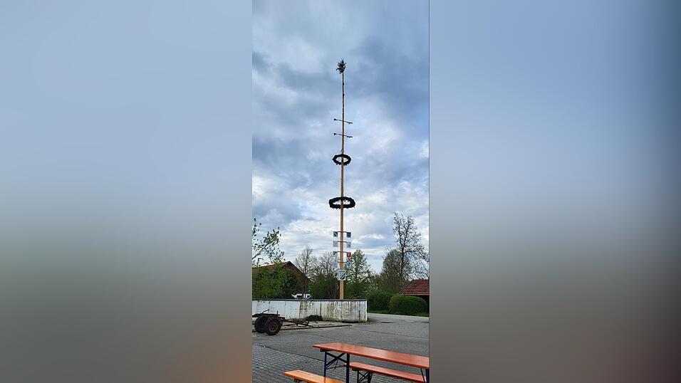 Auch in Ganacker wurde der Maibaum aufgestellt.