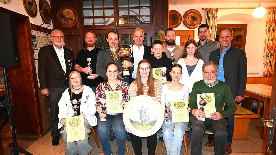 Auch der Nachwuchs zeigte sein Können: links mit Schützenmeister Anton Fuchs und ganz rechts Bürgermeister Leonhard Berger. Auch der Nachwuchs zeigte sein Können: links mit Schützenmeister Anton Fuchs und ganz rechts Bürgermeister Leonhard Berger.