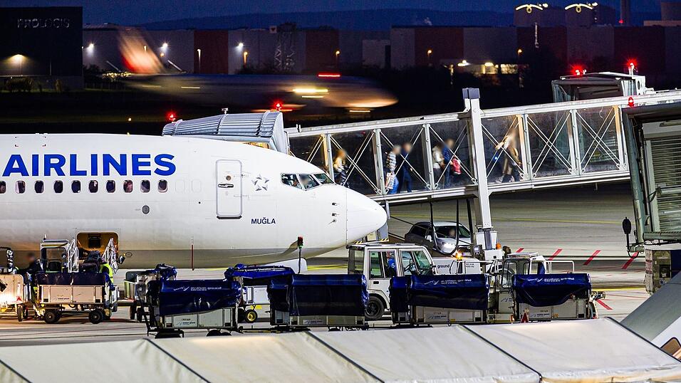 Ankunft in der niedersächsischen Landeshauptstadt: In Hannover ist ein Flieger aus Istanbul gelandet. Ankunft in der niedersächsischen Landeshauptstadt: In Hannover ist ein Flieger aus Istanbul gelandet.