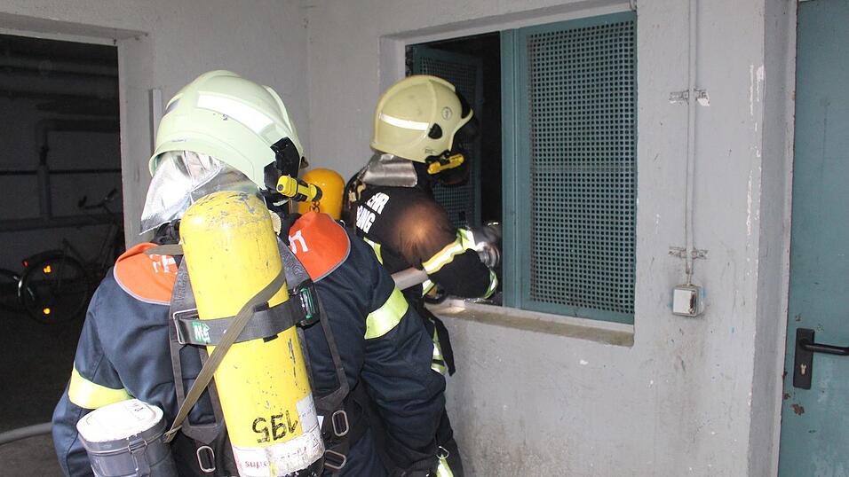 Ein Brand ist am Donnerstagabend in Straubing in einem Hochhaus ausgebrochen. Ein Brand ist am Donnerstagabend in Straubing in einem Hochhaus ausgebrochen.