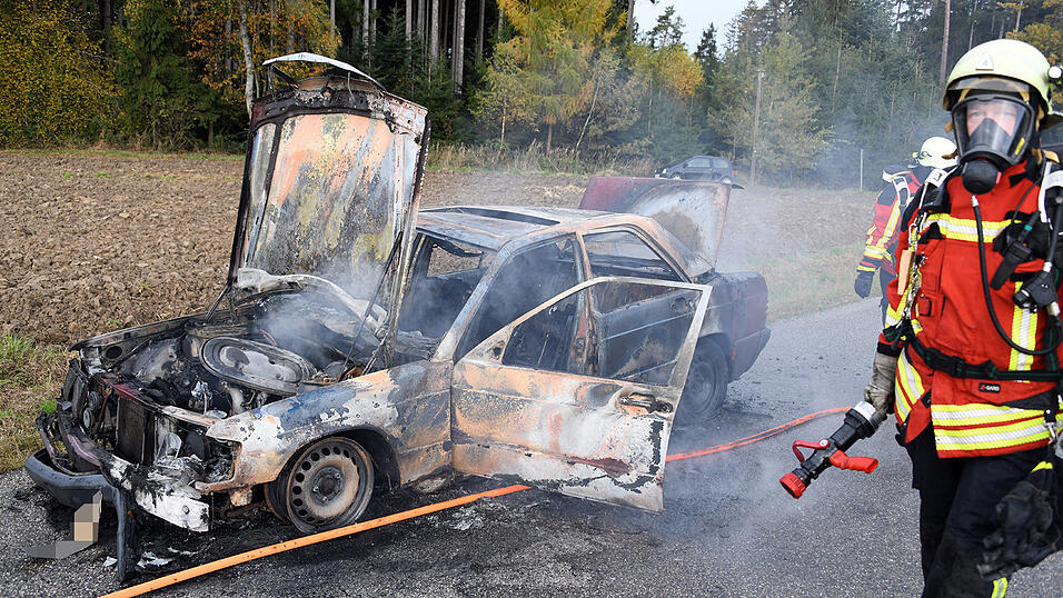 Die Feuerwehr konnte das brennende Auto nicht mehr retten.