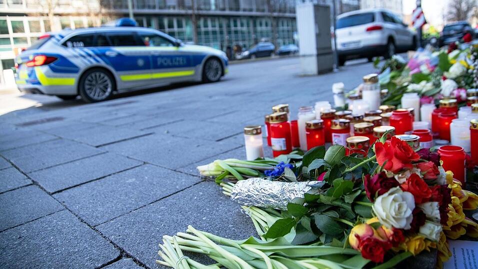 Nach dem Anschlag haben Menschen Blumen niedergelegt und Kerzen aufgestellt. (Archivbild)