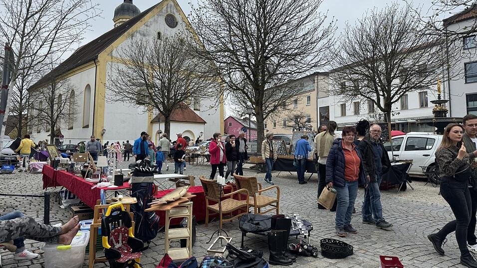 Der Flohmarkt zog sich heuer erstmals bis in die Stadtmitte.