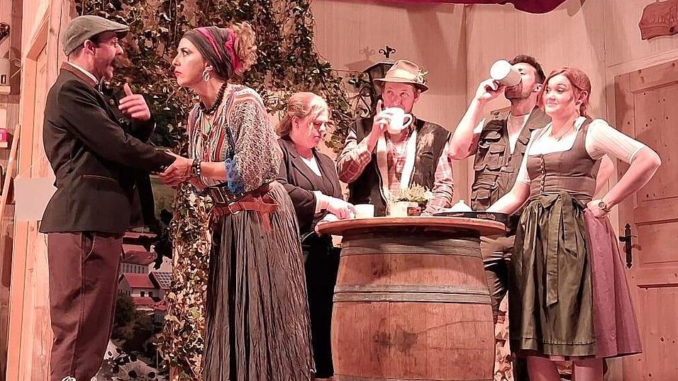 Ein Teil des Ensembles v.l.: Beppo Bimberlberger (Norbert Ernst), Ambrosia (Magdalena Pritzl), Aura Ringsbandl (Irina Schießl), Koudinger (Michael Bauer), Fischer Rudi Bücklinger (Markus Kraus) und Jagerwirtin Bruni (Veronika Wagner) Ein Teil des Ensembles v.l.: Beppo Bimberlberger (Norbert Ernst), Ambrosia (Magdalena Pritzl), Aura Ringsbandl (Irina Schießl), Koudinger (Michael Bauer), Fischer Rudi Bücklinger (Markus Kraus) und Jagerwirtin Bruni (Veronika Wagner)