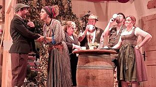 Ein Teil des Ensembles v.l.: Beppo Bimberlberger (Norbert Ernst), Ambrosia (Magdalena Pritzl), Aura Ringsbandl (Irina Schie&szlig;l), Koudinger (Michael Bauer), Fischer Rudi B&uuml;cklinger (Markus Kraus) und Jagerwirtin Bruni (Veronika Wagner)