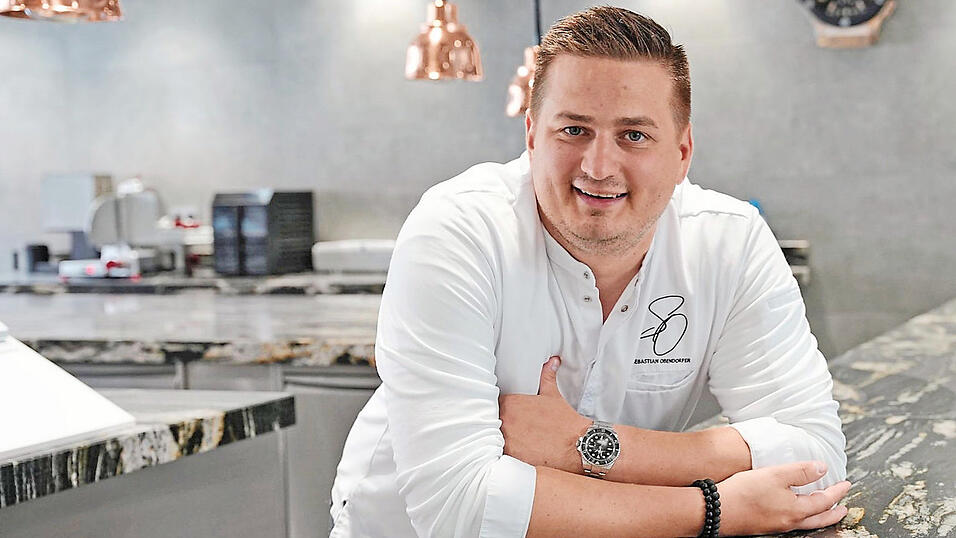 Zwei-Sterne-Koch Sebastian Obendorfer in seiner neuen Küche. In diesem Jahr verteidigte der 33-Jährige erstmals alleine die zwei Guide-Michelin-Sterne, die sich sein Vater Hubert vor vier Jahren erkochen konnte. Zwei-Sterne-Koch Sebastian Obendorfer in seiner neuen Küche. In diesem Jahr verteidigte der 33-Jährige erstmals alleine die zwei Guide-Michelin-Sterne, die sich sein Vater Hubert vor vier Jahren erkochen konnte.