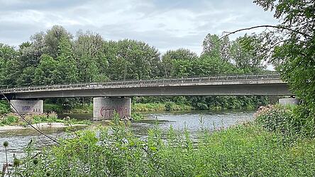 Weil sich bei der diesjährigen Hauptprüfung die Bauwerksnote von 2,9 auf 3,5 verschlechtert hat, soll die Isarbrücke bei Oberhummel zwei Jahre früher als ursprünglich geplant abgerissen und von Grund auf neu gebaut werden.
