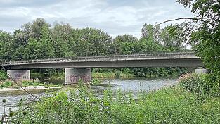 Weil sich bei der diesjährigen Hauptprüfung die Bauwerksnote von 2,9 auf 3,5 verschlechtert hat, soll die Isarbrücke bei Oberhummel zwei Jahre früher als ursprünglich geplant abgerissen und von Grund auf neu gebaut werden. Weil sich bei der diesjährigen Hauptprüfung die Bauwerksnote von 2,9 auf 3,5 verschlechtert hat, soll die Isarbrücke bei Oberhummel zwei Jahre früher als ursprünglich geplant abgerissen und von Grund auf neu gebaut werden.