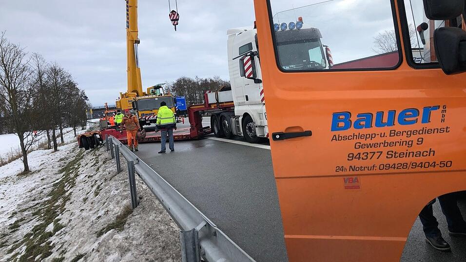 Auf der A3 ist es am Montagmorgen zwischen Kirchroth und Tiefenthal zu einem Unfall gekommen.