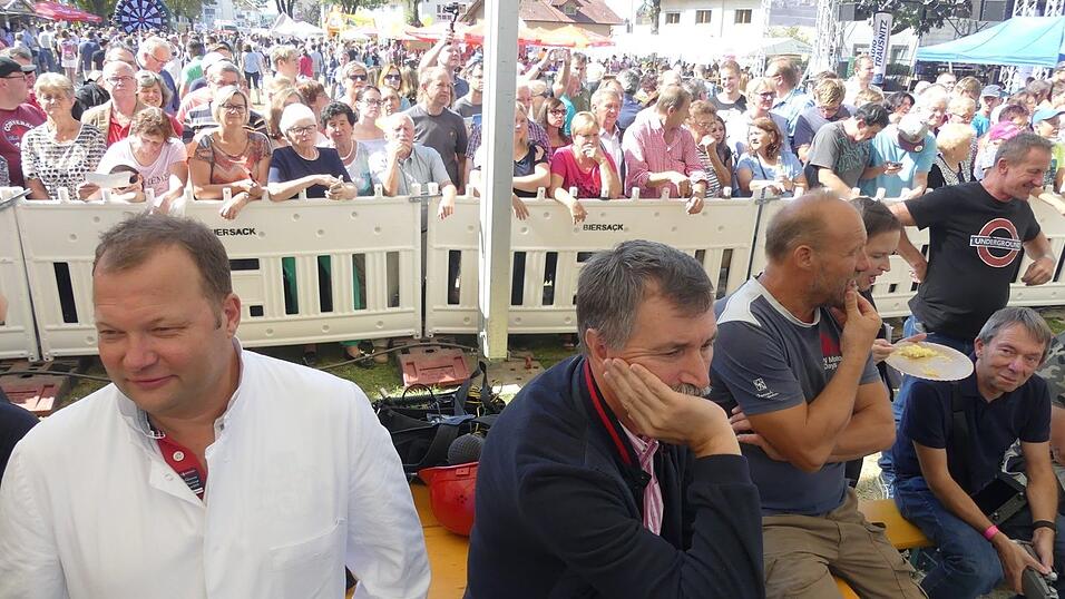Hunderte freiwillige Helfer haben angepackt und zusammen mit den beiden Initiatoren Werner Biersack und Rudi Dietl das XXL-Schnitzel vorbereitet und gebraten. Das Spektakel vor einem Jahr lockte Tausende Besucher nach Mengkofen.